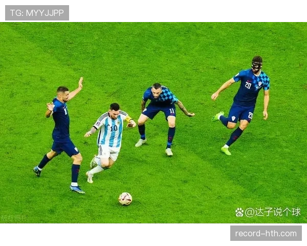 足球巨星全方位解读：场上荣耀与场外人生同样精彩