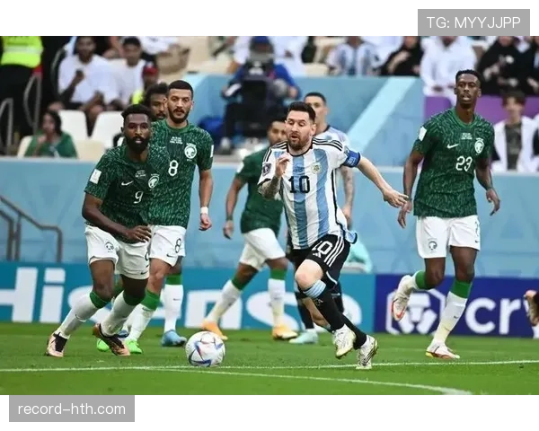 足球新星强势崛起，顶流球员赛场表现引全球瞩目